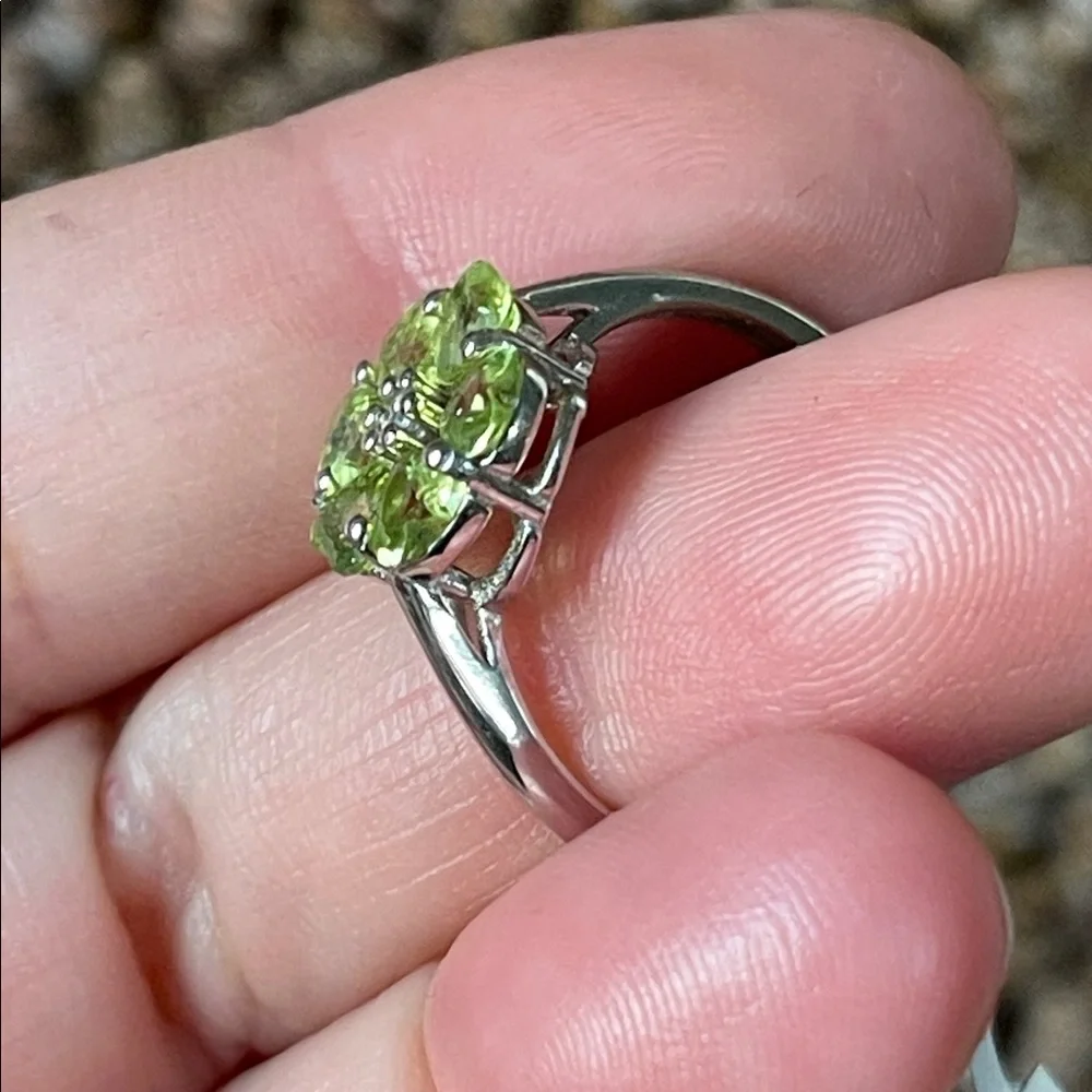 NWT Elegant Natural Peridot Gemstone Floral Ring in 925 Sterling Silver Size 8